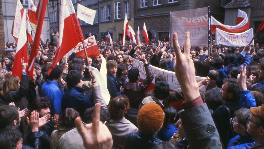 Протестующие в&nbsp;старом городе Варшавы, май 1982 года
