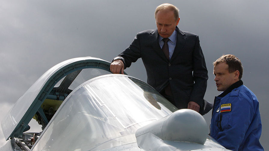 Владимир Путин с летчиком-испытателем у истребителя Т-50 после испытательного полета на полигоне в подмосковном Жуковском, 2010 год