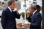 Майкл Блумберг и премьер-министр Великобритании Дэвид Кэмерон едят хот-доги в Нью-Йорке, 2010 год