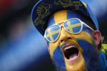 Болельщик сборной Швеции перед началом матча 1/4 финала чемпионата мира по футболу между сборными Швеции и Англии