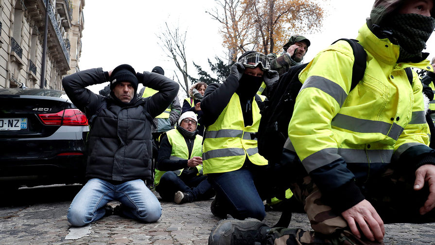 Участники акции протеста «желтых жилетов» в Париже, 15 декабря 2018 года