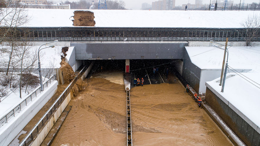 Ситуация на&nbsp;месте провала грунта и подтопления в&nbsp;Тушинском тоннеле на&nbsp;Волоколамском шоссе в&nbsp;Москве, 10 января 2019 года