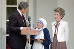 В 1985 году президент США Рональд Рейган наградил Мать Терезу Медалью свободы. На фото справа — Нэнси Рейган 