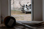 Поврежденный дом и автомобиль в результате обстрелов по общине Иванян Нагорного Карабаха, 1 октября 2020 года