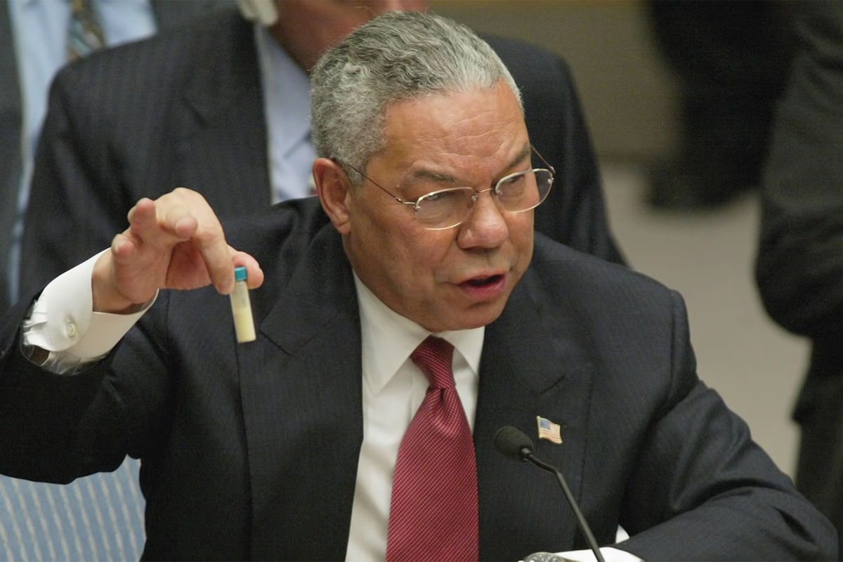 Американский госсекретарь Колин Пауэлл показывает пробирку с неким белым порошком на заседании Совбеза ООН, 2003 год