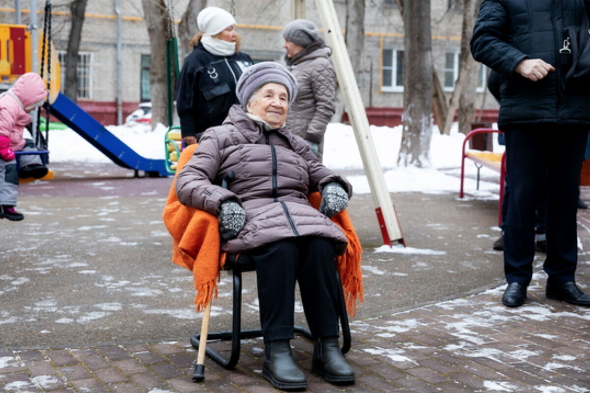 В Москве юнармейцы устроили парад во дворе дома в честь 102-го дня рождения  ветерана ВОВ - Газета.Ru | Новости