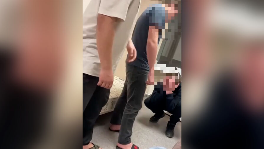 Ставропольские студенты поставили на колени и избили сверстника в общежитии