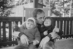 Шарль Азнавур со своими детьми Катей и Мишей во время отпуска в Швейцарии, 1973 год