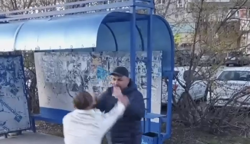 Видео: дзержинец ударом сбил с ног пассажира автобуса и избил его на остановке