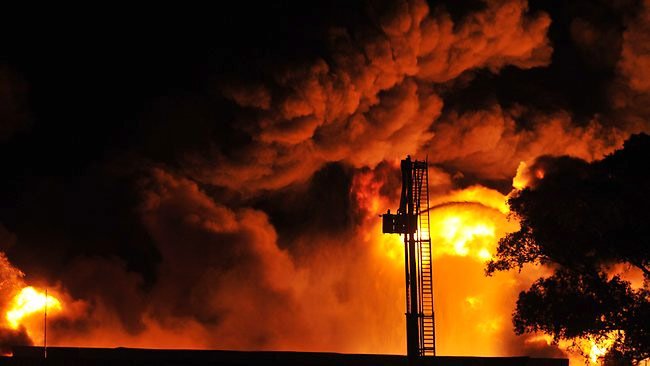 Крупный пожар произошел на нефтеперерабатывающем заводе Cherry Point