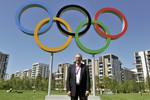 Президент МОК Жак Рогге инспектирует олимпийскую деревню