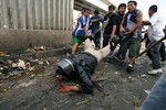 25 октября. Столкновения между полицией и протестующими работниками оптовой торговли в Лиме, Перу.