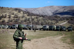 Военнослужащий в форме без опознавательных знаков у военной базы в селе Перевальное в Крыму 