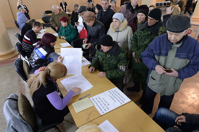 Голосование на&nbsp;одном из&nbsp;избирательных участков во время референдума о&nbsp;статусе Крыма в&nbsp;Симферополе 