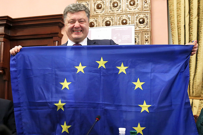 Петр Порошенко с флагом ЕС во время визита в национальный заповедник «София Киевская»