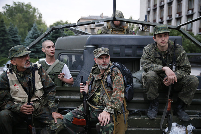 Народные ополченцы у здания Донецкой областной администрации