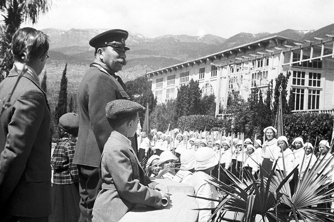Маршал Советского Союза Семен Буденный в пионерском лагере Артек, 1946 год