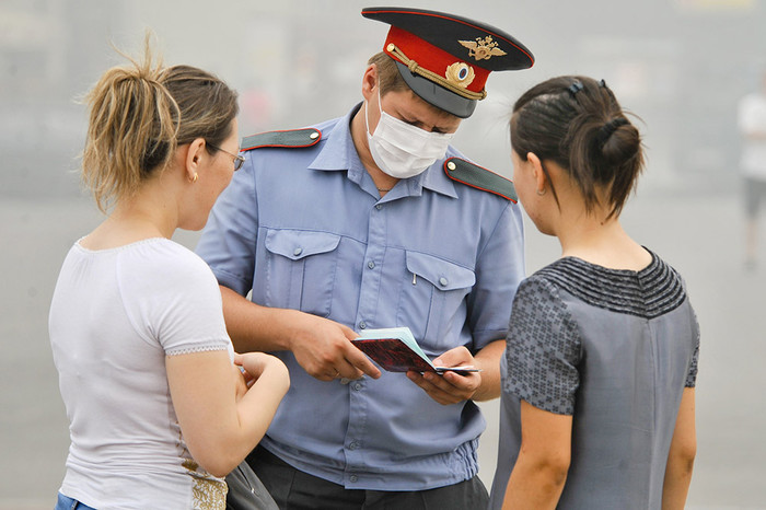 Сотрудник милиции в&nbsp;медицинской маске во время проверки документов на&nbsp;одной из&nbsp;улиц столицы, август 2010&nbsp;года 