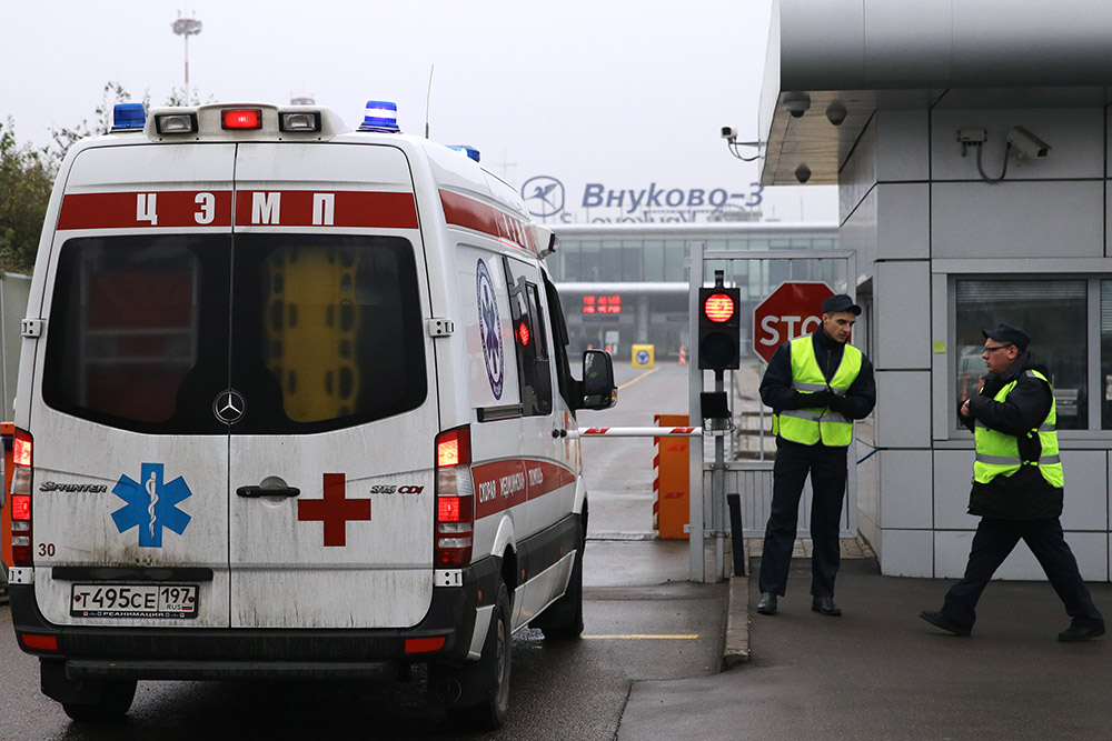 Машина скорой помощи у контрольно-пропускного пункта терминала аэропорта Внуково-3, где разбился легкомоторный самолет Dassault Falcon 50