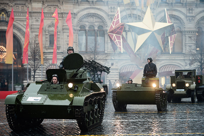 Участники торжественного марша, посвященного легендарному параду 7&nbsp;ноября 1941&nbsp;года, на&nbsp;легком советском танке Т-60 (слева) периода Второй мировой войны на&nbsp;Красной площади в&nbsp;Москве