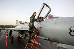 Женщина-пилот армии Пакистана около истребителя F-7PG 