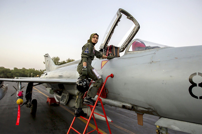 Женщина-пилот армии Пакистана около&nbsp;истребителя F-7PG 