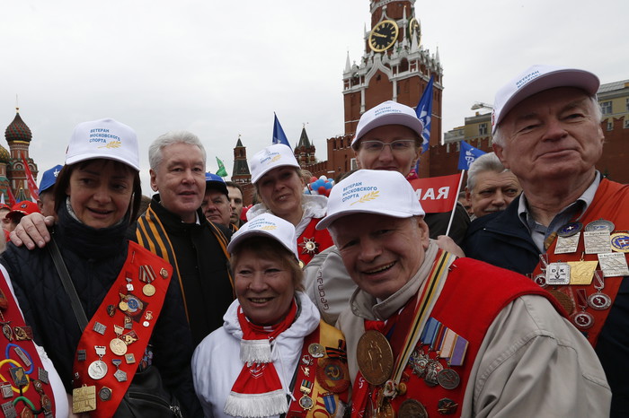 Мэр Москвы Сергей Собянин (справа) во время шествия профсоюзов, посвященного Дню международной солидарности трудящихся, на&nbsp;Красной площади