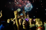 Выпускники московских школ во время празднования «Последнего звонка» на Красной площади в Москве