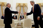 Президент РФ Владимир Путин и государственный секретарь США Джон Керри во время встречи в Кремле