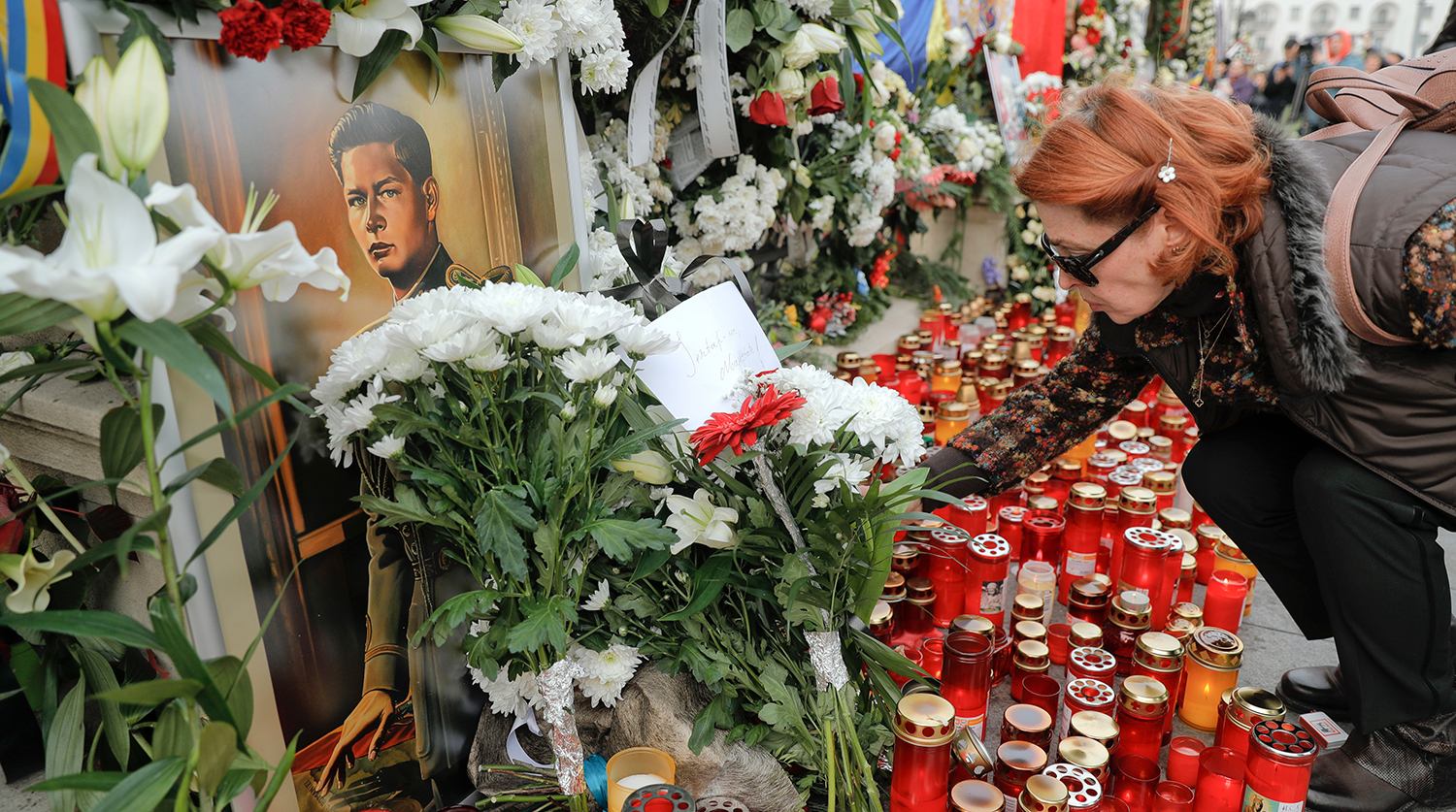 Несколько десятков тысяч человек собрались в Бухаресте, чтобы проститься с бывшим королем Румынии Михаем I