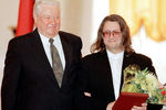 Борис Ельцин и Александр Градский во время церемонии вручения Государственной премии в области литературы и искусства, 1999 год
