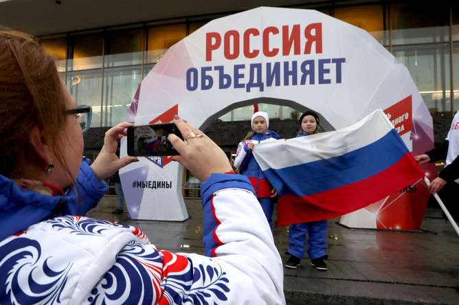 Участники праздничных мероприятий в День народного единства на Греческой площади в Санкт-Петербурге