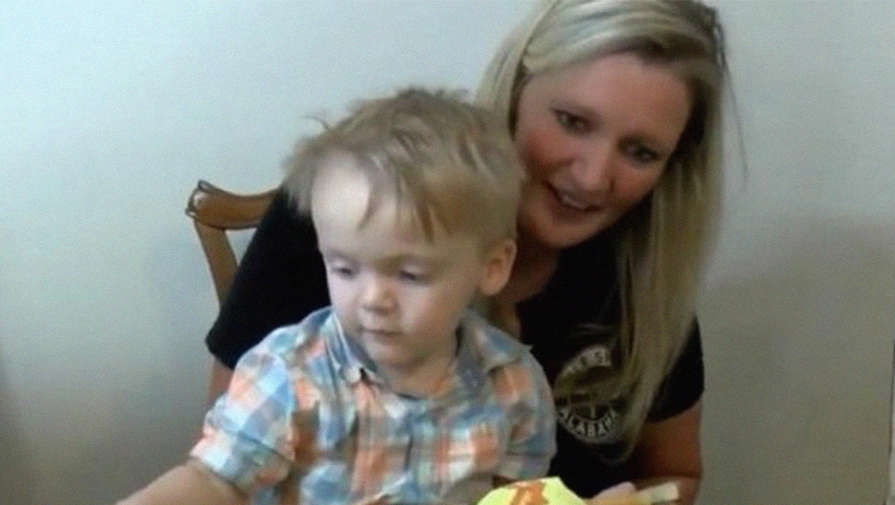 Двухлетний мальчик случайно заказал 31 чизбургер с телефона мамы