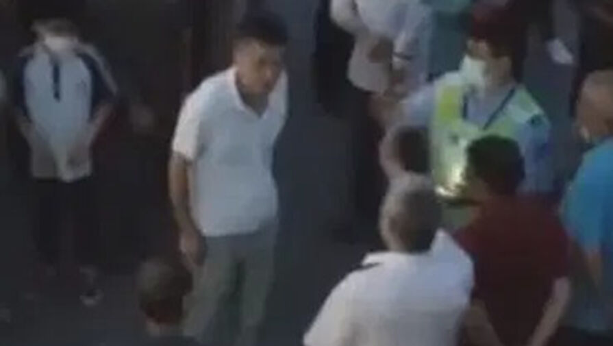 Отец запретил дочери встречаться с парнем, потому что сам был в него влюблен