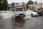 Автомобили во время ливня в Москве, 18 июля 2023 года