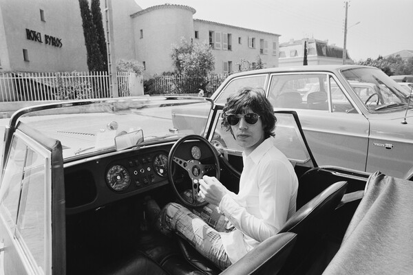 Мик Джаггер за&nbsp;рулем автомобиля Morgan Plus 8&nbsp;в&nbsp;Сан-Тропе, Франция, 1971&nbsp;год
