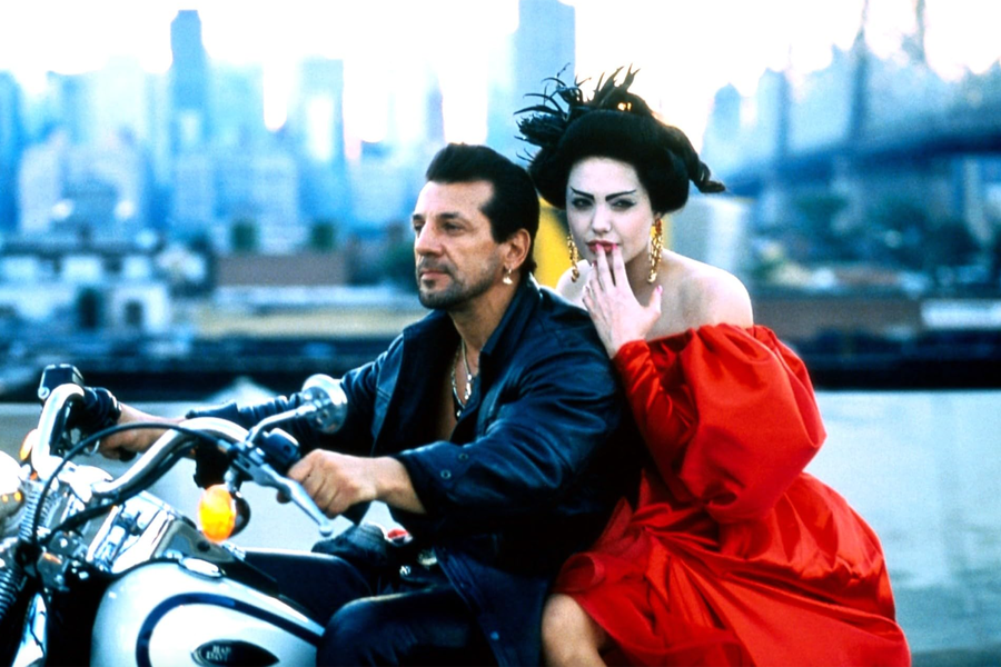 <b>«Джиа» (1998)</b>
<br><br>
За&nbsp;эту роль Анджелина Джоли получила «Золотой глобус» за&nbsp;лучшую женскую роль в&nbsp;сериале или телефильме (почему-то «Джиа» сняли для&nbsp;телевидения).
