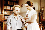 <b>«Неоконченная повесть» (1955, актер)</b>
<br><br>
Роль участкового врача исполнила Элина Быстрицкая. В фильме экранные возлюбленные умудрились сыграть, вообще не разговаривая вне кадра. Бондарчук и Быстрицкая испытывали друг к другу неприязнь: актриса даже хотела уйти из фильма из-за того, что партнер наговорил ей грубостей. Она осталась при условии, что крупные планы в диалогах с Ершовым будут сниматься без Бондарчука.

