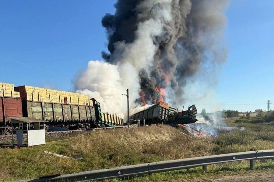 Поезд с бензином столкнулся с фурой под Смоленском. Вагоны в огне, водитель погиб