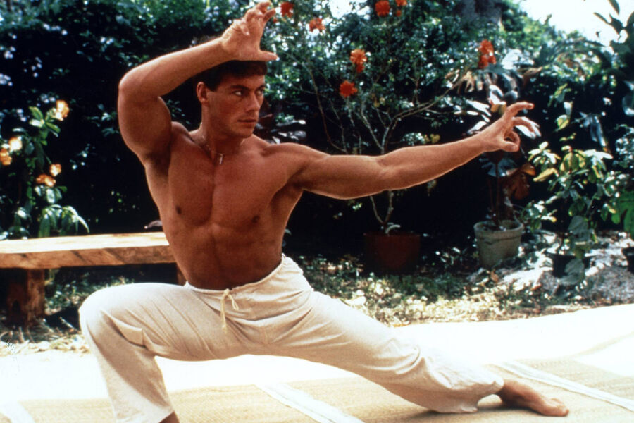 <b>“Кровавый спорт” (1988)</b>
<br><br>
Свою по-настоящему звездную роль Жан-Клод Ван Дамм получил благодаря случаю: в&nbsp;одном из&nbsp;ресторанов Беверли-Хиллз он познакомился с&nbsp;продюсером Менахемом Голаном и продемонстрировал ему свою фирменную растяжку прямо у&nbsp;столика. Впечатленный Голан предложил актеру роль мастера боевых искусств Фрэнка Дюкса в&nbsp;своей картине “Кровавый спорт”, сценарий которой два года лежал на&nbsp;полке.
