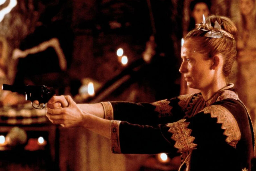 <b>&laquo;Пляж&raquo; (2000) </b>
<br><br>
В&nbsp;приключенческой драме Дэнни Бойла, снятой по&nbsp;роману Алекса Гарланда, Тильда Суинтон сыграла Сэл &mdash; харизматичную главу коммуны, живущей на&nbsp;райском острове в&nbsp;Таиланде. Когда на&nbsp;остров попадает жаждущий острых ощущений путешественник Ричард (Леонардо Ди Каприо), тщательно выстроенный мир Сел начинает рушиться. Чтобы сохранить власть, она превращается из&nbsp;вдохновляющего лидера в&nbsp;холодного и деспотичного диктатора.