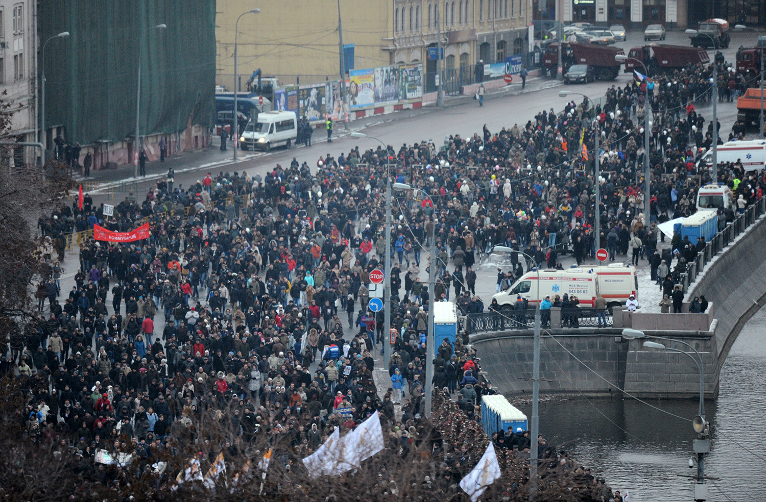 Участники митинга «За честные выборы» на Болотной площади