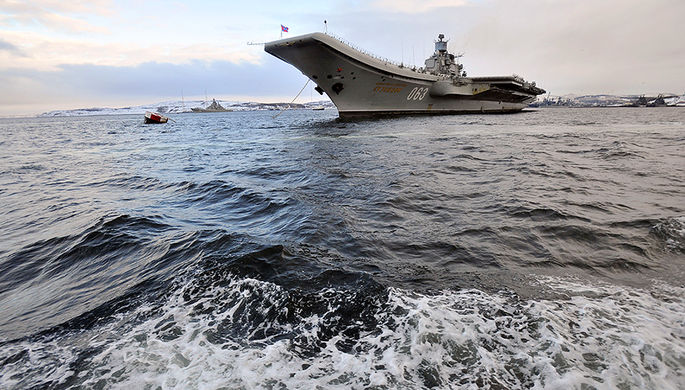 Тяжелый авианесущий крейсер «Адмирал Кузнецов» на военно-морской базе Северного флота РФ...