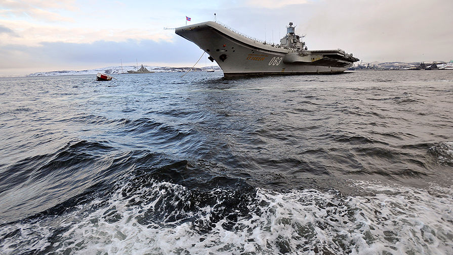 Тяжелый авианесущий крейсер «Адмирал Кузнецов» на военно-морской базе Северного флота РФ в Североморске