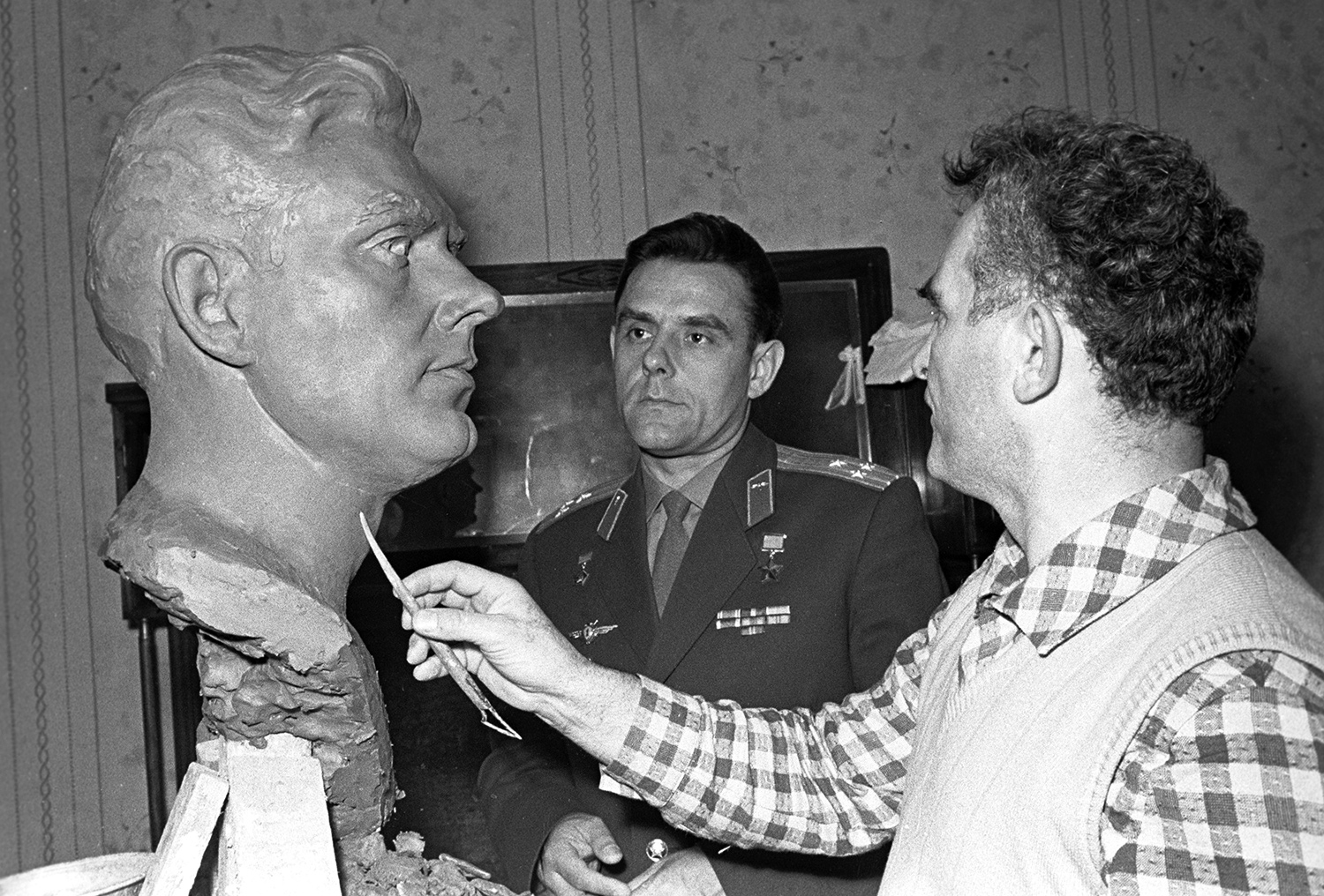 Летчик-космонавт СССР, командир корабля «Восход» Владимир Комаров позирует скульптору Георгию Постникову, 1965 год