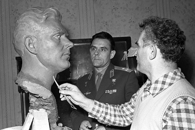 Летчик-космонавт СССР, командир корабля «Восход» Владимир Комаров позирует скульптору Георгию Постникову, 1965 год