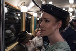 Участники исторической реконструкции дня открытия Московского метрополитена в вагоне поезда метро, 14 мая 2017 года
