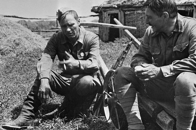 Василий Шукшин и Вячеслав Тихонов на съемках фильма «Они сражались за Родину» (1975)