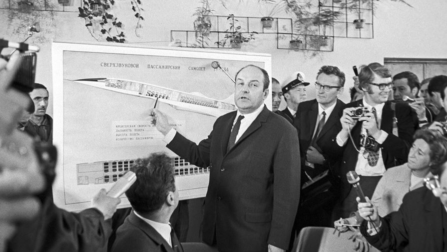 Генеральный конструктор Андрей Туполев (в центре) знакомит журналистов с&nbsp;новым сверхзвуковым пассажирским самолетом Ту-144, 1969 год