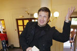 Журналист Владимир Соловьев на церемонии вручения «Серебряных калош» за самые сомнительные достижения в шоу-бизнесе, 2004 год